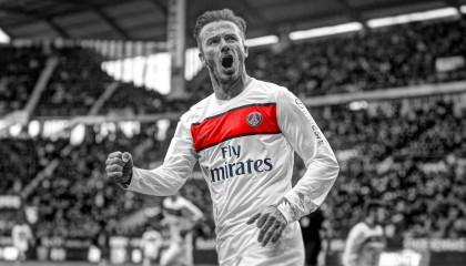 开云网页版-情绪失控的双面镜，梅西场边指挥与哈兰德队友怒摔水瓶